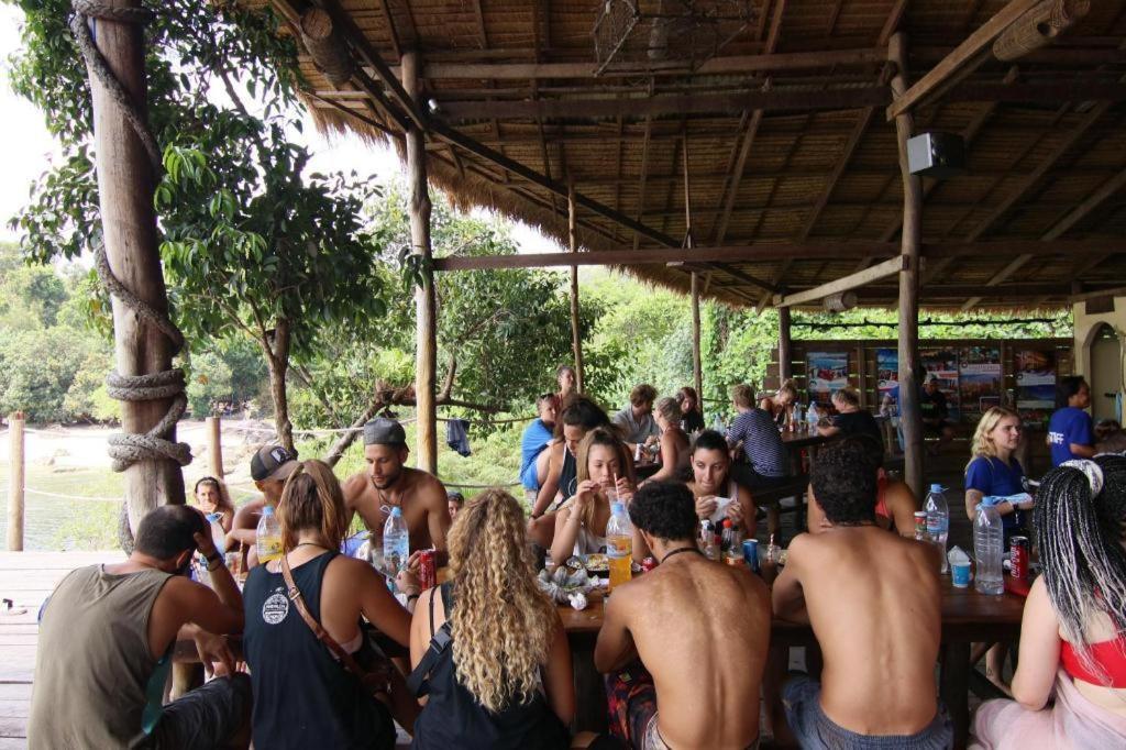Auberge de jeunesse Mad Monkey Koh Rong Samloem à Koh Rong Sanloem Extérieur photo