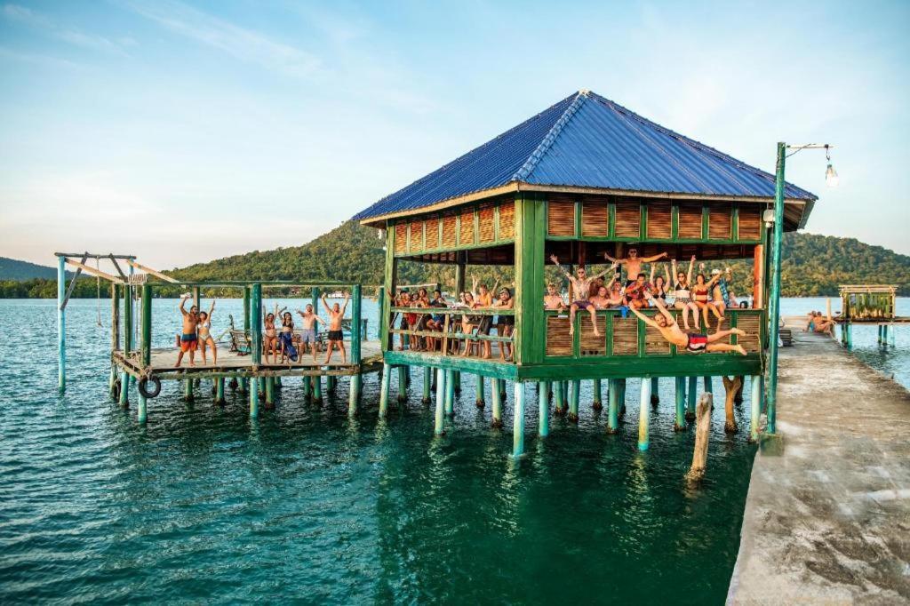 Auberge de jeunesse Mad Monkey Koh Rong Samloem à Koh Rong Sanloem Extérieur photo